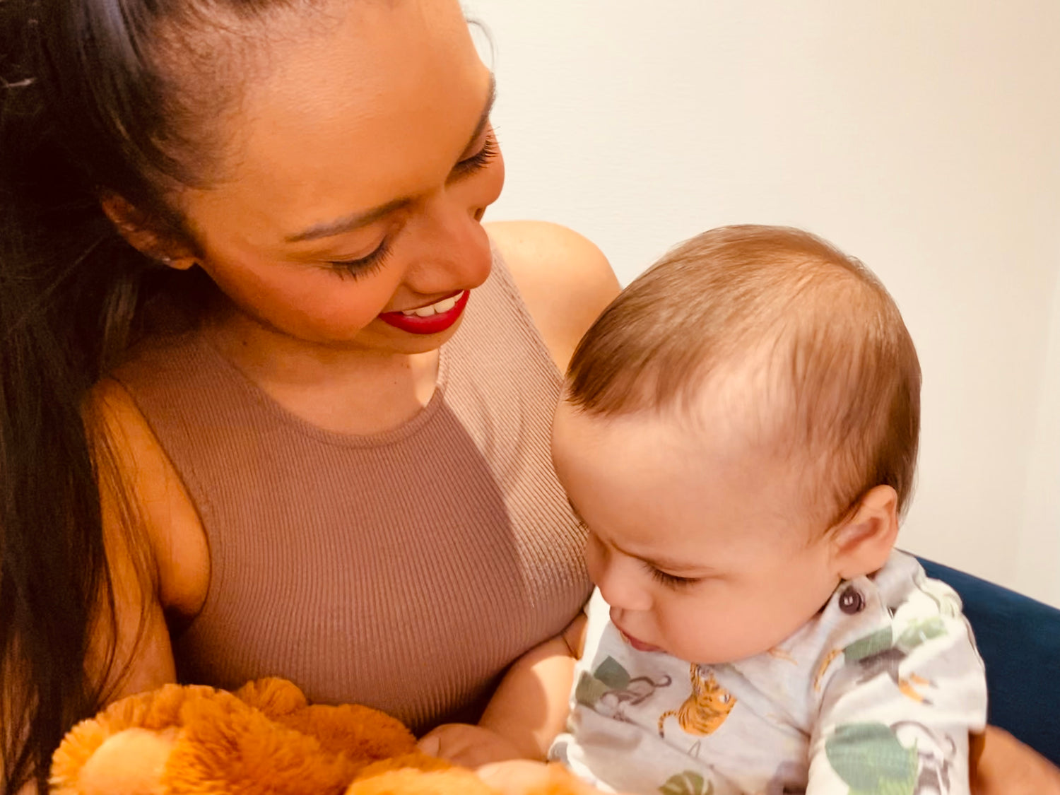 Dujourbaby mum cuddling baby