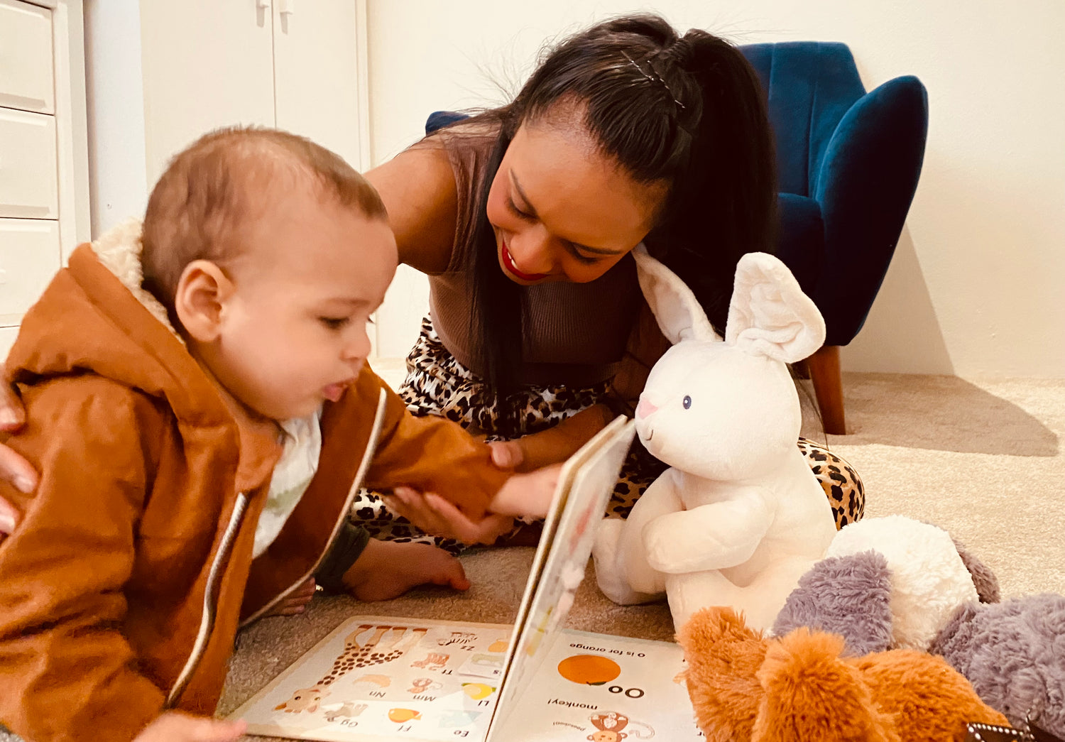 Dujourbaby mum reading book to baby 
